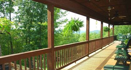 Country Elegance-5 Bedroom, River Access, Pet Friendly, Gameroom, Fireplace, WIFI, Smart TV's