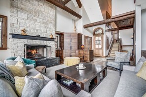 TV, fireplace, DVD player, stereo - Luxury renovation! Ski-in/Ski-out 5 Br Private Townhome, Top of Bachelor Gulch (Beaver Creek)