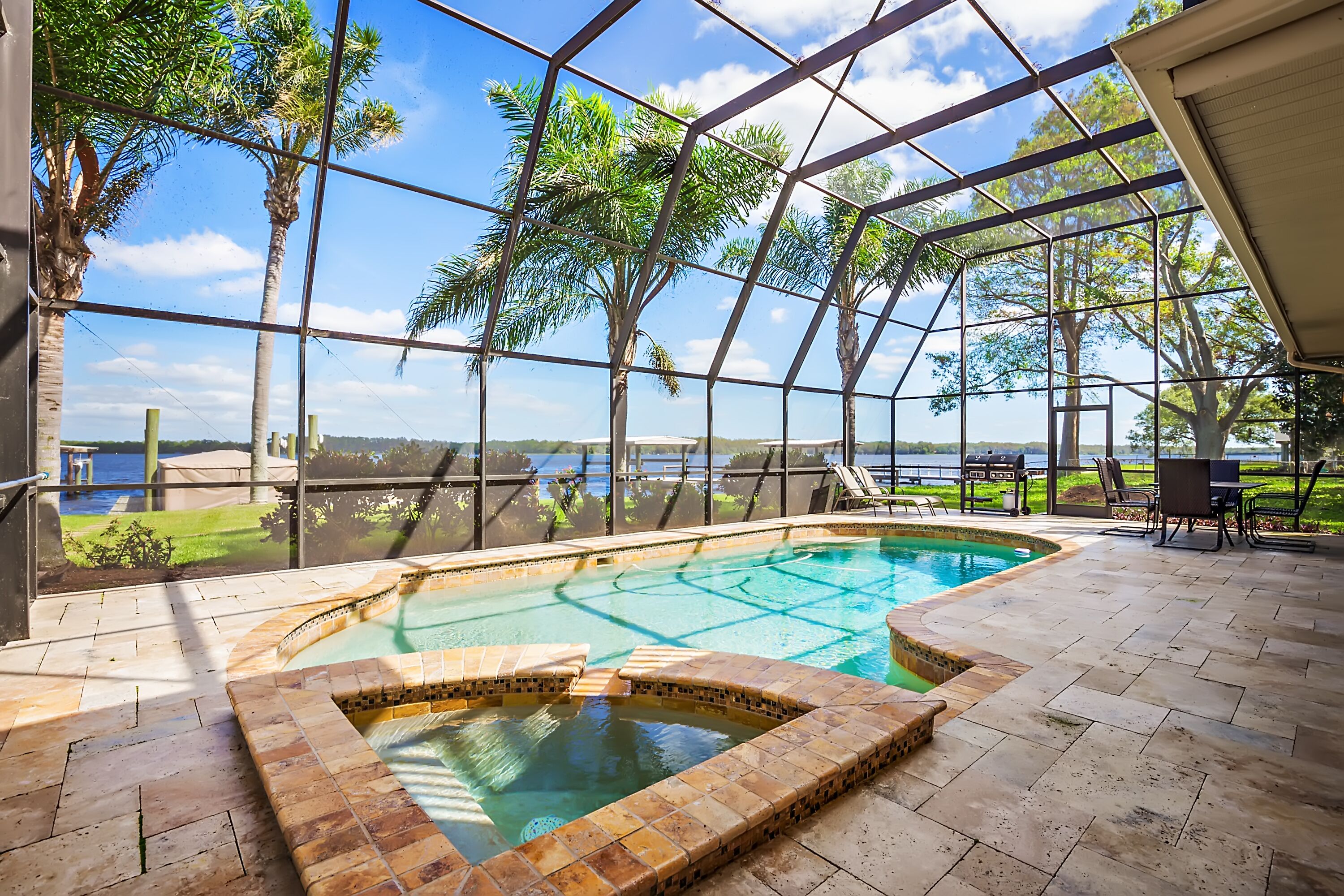 SUNRISE ON LAKE TARPON 4 BED 3 BATH LAKE FRONT POOL HOME CLOSE TO BEACHES