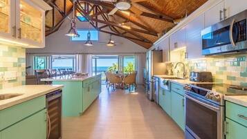 Kylskåp, mikrovågsugn, ugn och spishäll