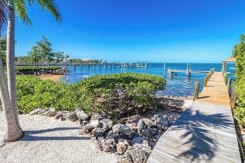 P58 - Gulf Front Luxury 4 bedroom 4 bath with private pool and deep water dockage?