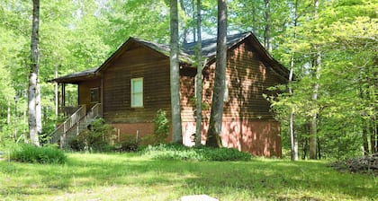 3 habitaciones, establos de caballos, fogata, porche cubierto, capacidad para 8 personas, sombra de montaña