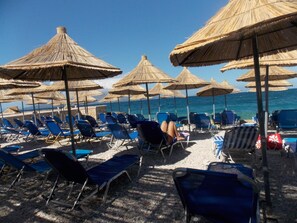 Private beach, sun loungers, beach umbrellas - Sunset Suites (Sarandë)
