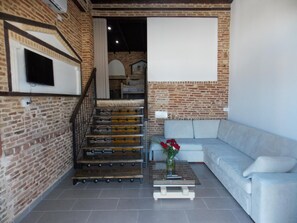 Flat-screen TV - Sunset Suites (Sarandë)