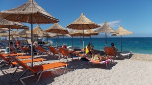 Playa privada, tumbonas y sombrillas