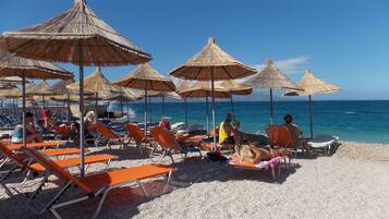 Spiaggia privata, lettini da mare, ombrelloni