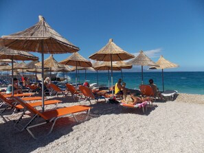 Private beach, sun loungers, beach umbrellas - Sunset Suites (Sarandë)