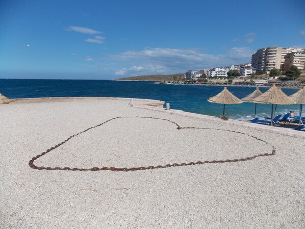 Private beach, sun loungers, beach umbrellas - Sunset Suites (Sarandë)