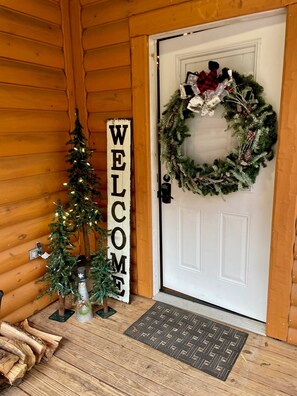 Exterior detail - River Access ☀Easy Access ☀Hot Tub ☀Sleeps 4 ☀Well Equipped (Townsend)