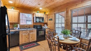 Coffee/tea maker, fridge, microwave, oven - River Access ☀Easy Access ☀Hot Tub ☀Sleeps 4 ☀Well Equipped (Townsend)