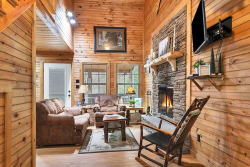 River Access ☀Easy Access ☀Hot Tub ☀Sleeps 4 ☀Well Equipped