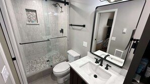 Ducha, secador de pelo, toallas y champú