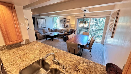 Upper Level Condo with Vail Mountain Views and 2 Fireplaces - Outdoor Hot Tub and Pool