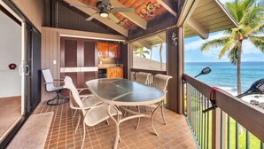 A balcony with a dining table and chairs, a ceiling fan, and a view of the ocean. - Kona-Keauhou Sunsets+Style! Full Kitchen, Washer/Dryer, WiFi, Lanai, DVD, TV Kanaloa 2106 (KAILUA-KONA)