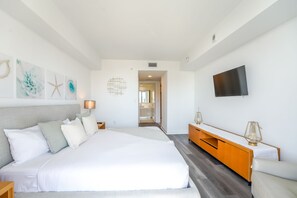 Room - Luxurious Condo One Bedroom with Intracoastal Waterway Views (Hallandale Beach)