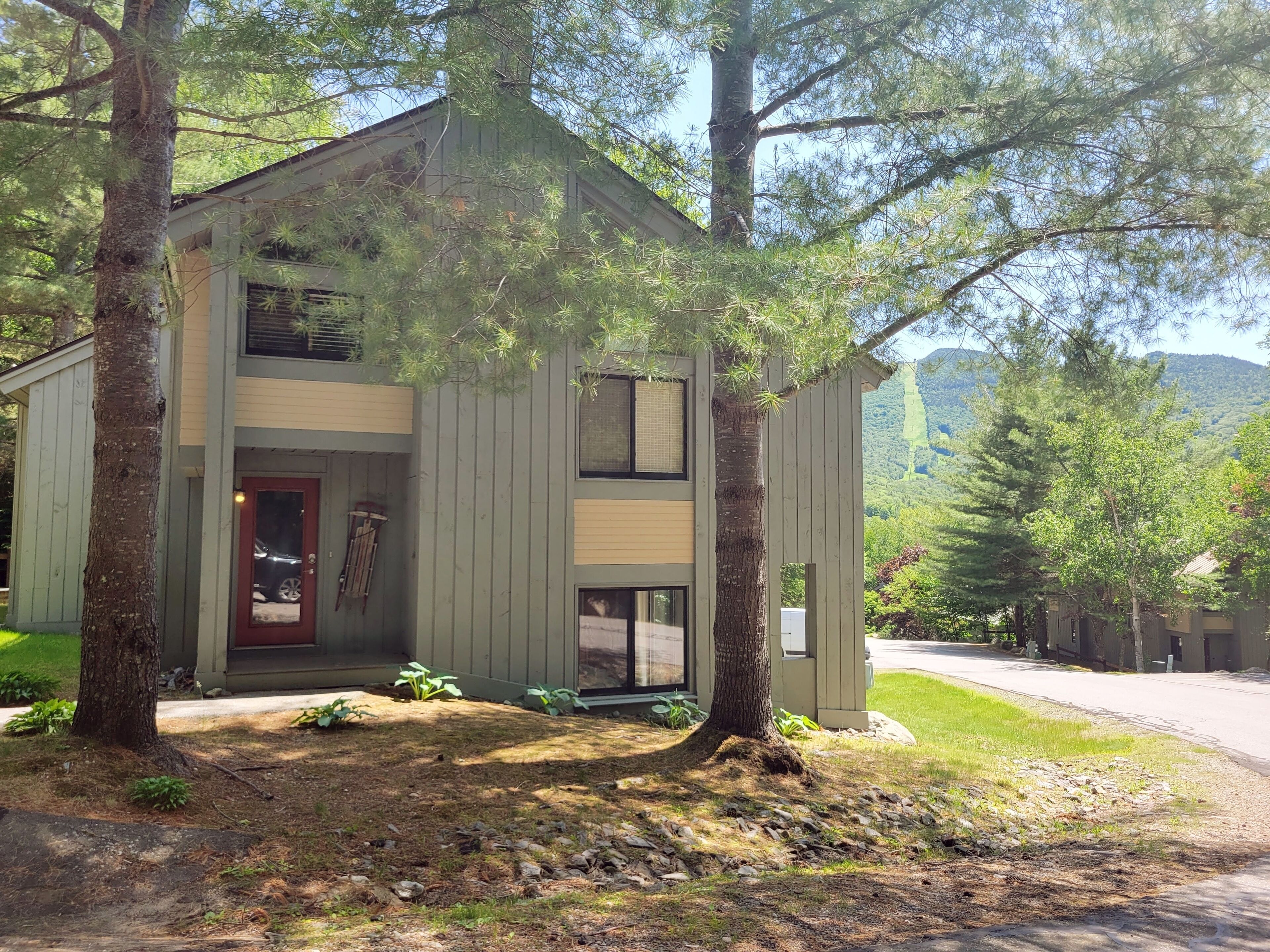 C1081- Managed by Loon Reservation Service - NH Meals & Rooms Lic# 056365