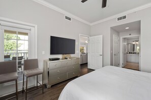3 habitaciones, tabla de planchar con plancha y cuna de viaje 