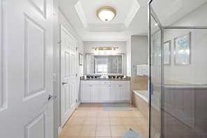 Combined shower/tub, hair dryer, towels