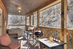 Outdoor spa tub - Hot Tub❅Wood Fireplace❅King Bed❅Cozy - BEAR'S DEN (Townsend)