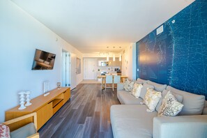 Living area - Luxurious Two Bedroom Intracoastal Waterway View (Hallandale Beach)