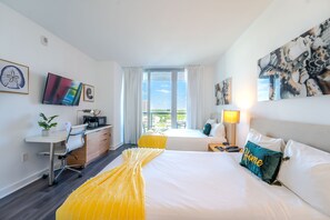 Room - Luxurious Two Bedroom Intracoastal Waterway View (Hallandale Beach)