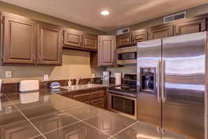 Coffee/tea maker, fridge, microwave, oven
