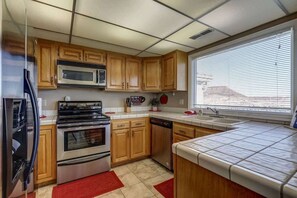Coffee/tea maker, fridge, microwave, oven - Las Palmas Resort #412 | All-Inclusive Amenities (Saint George)