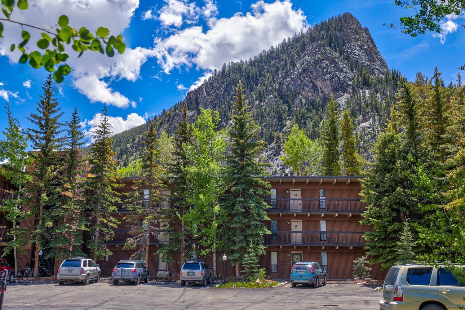 A great value for those who want to do some skiing or boarding inexpensively. Ten Mile Island is a 2 bedroom, 2 bath condo just off Main Street in Frisco.