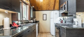 Chalet #16, Slope Side Ski in Ski Out Spacious Fam