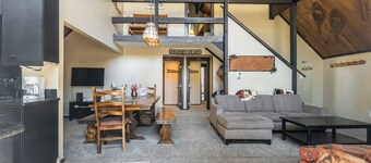 Chalet #16, Slope Side Ski in Ski Out Spacious Fam