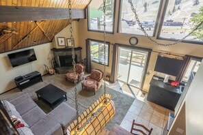 Smart TV, fireplace, DVD player - Chalet #16, Slope Side Ski in Ski Out Spacious Fam (Ashland)