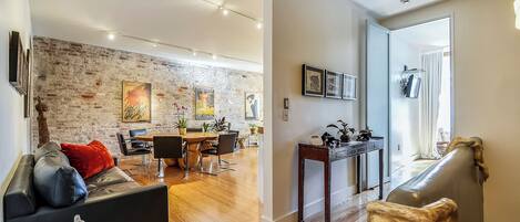 Télévision, cheminée