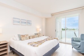 2 bedrooms, iron/ironing board, travel cot, free WiFi - Bright condo with amazing bay views. WIFI + Parking (Sunny Isles Beach)