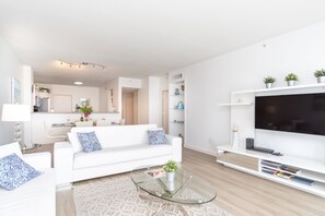 TV - Bright condo with amazing bay views. WIFI + Parking (Sunny Isles Beach)