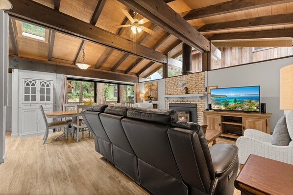 Una Smart TV, una chimenea, un reproductor de DVD, libros