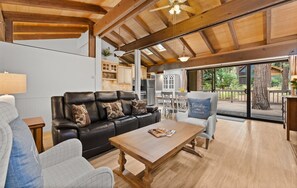 Una Smart TV, una chimenea, un reproductor de DVD, libros