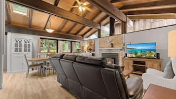 Smart-TV, Kamin, DVD-Player, Bücher