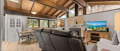 TV connectée, cheminée, lecteur de DVD, livres