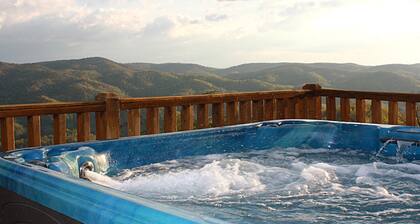 Romanttinen hirsimökki w / panoraamanäkymällä, WiFi, poreallas, polut, lähellä Boonea