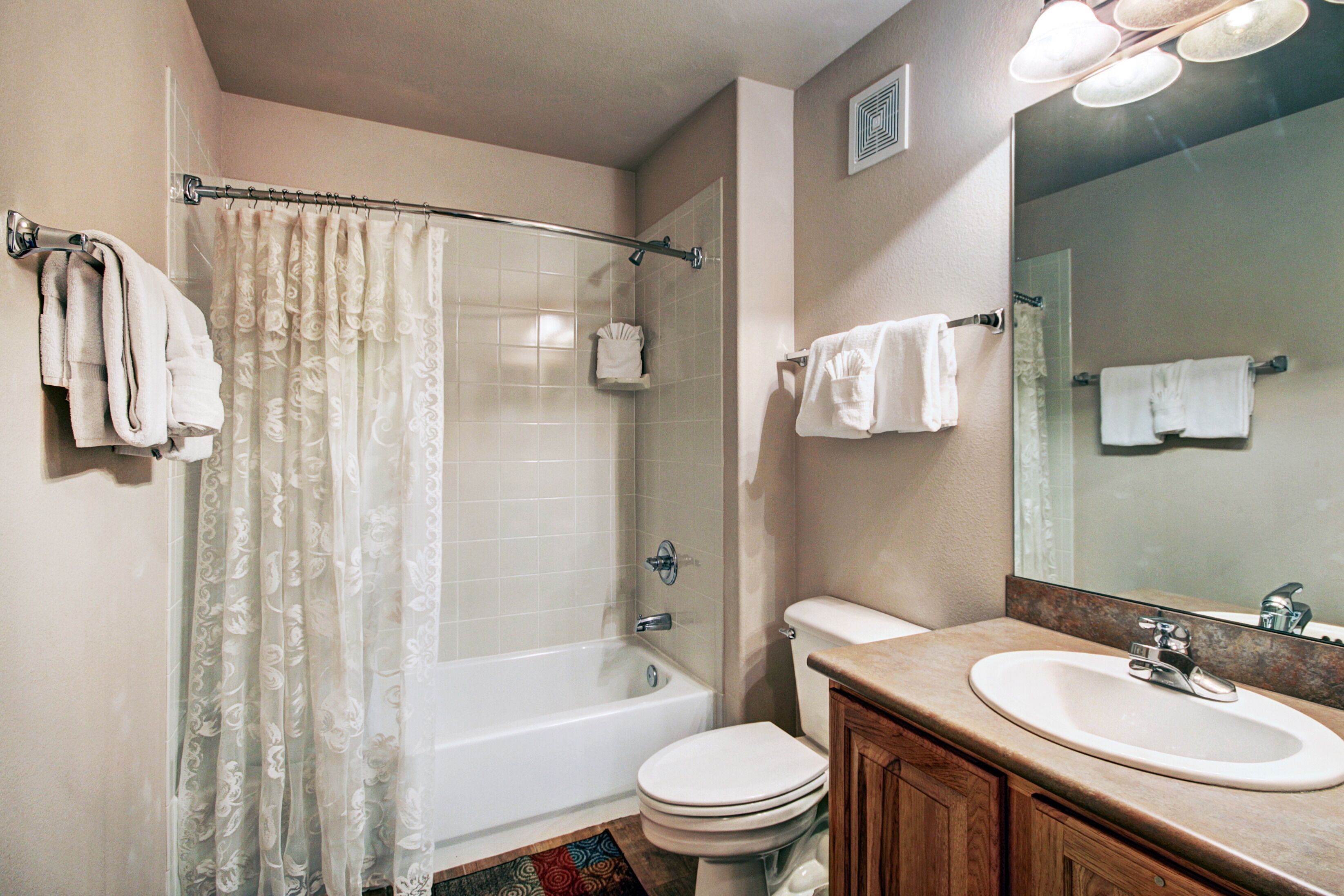 Une salle de bain équipée d’une baignoire, de toilettes, d’un lavabo et d’un miroir.