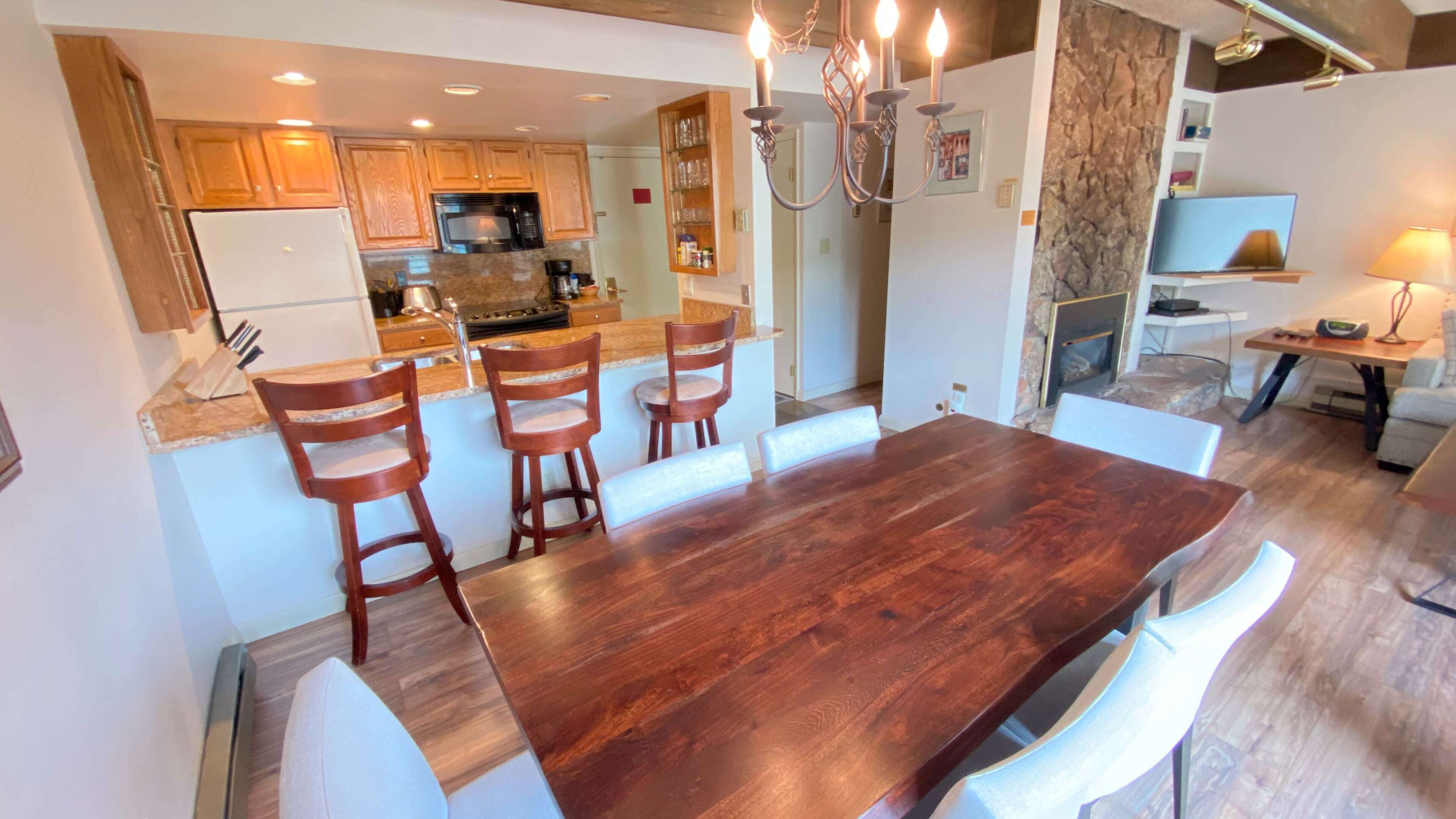 Upper Level Condo with Views to the Outdoor Pool and Hot Tub, Walk to the Lifts in Lionshead