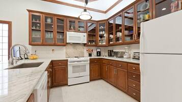 Kühlschrank, Mikrowelle, Herdplatte, Geschirrspüler