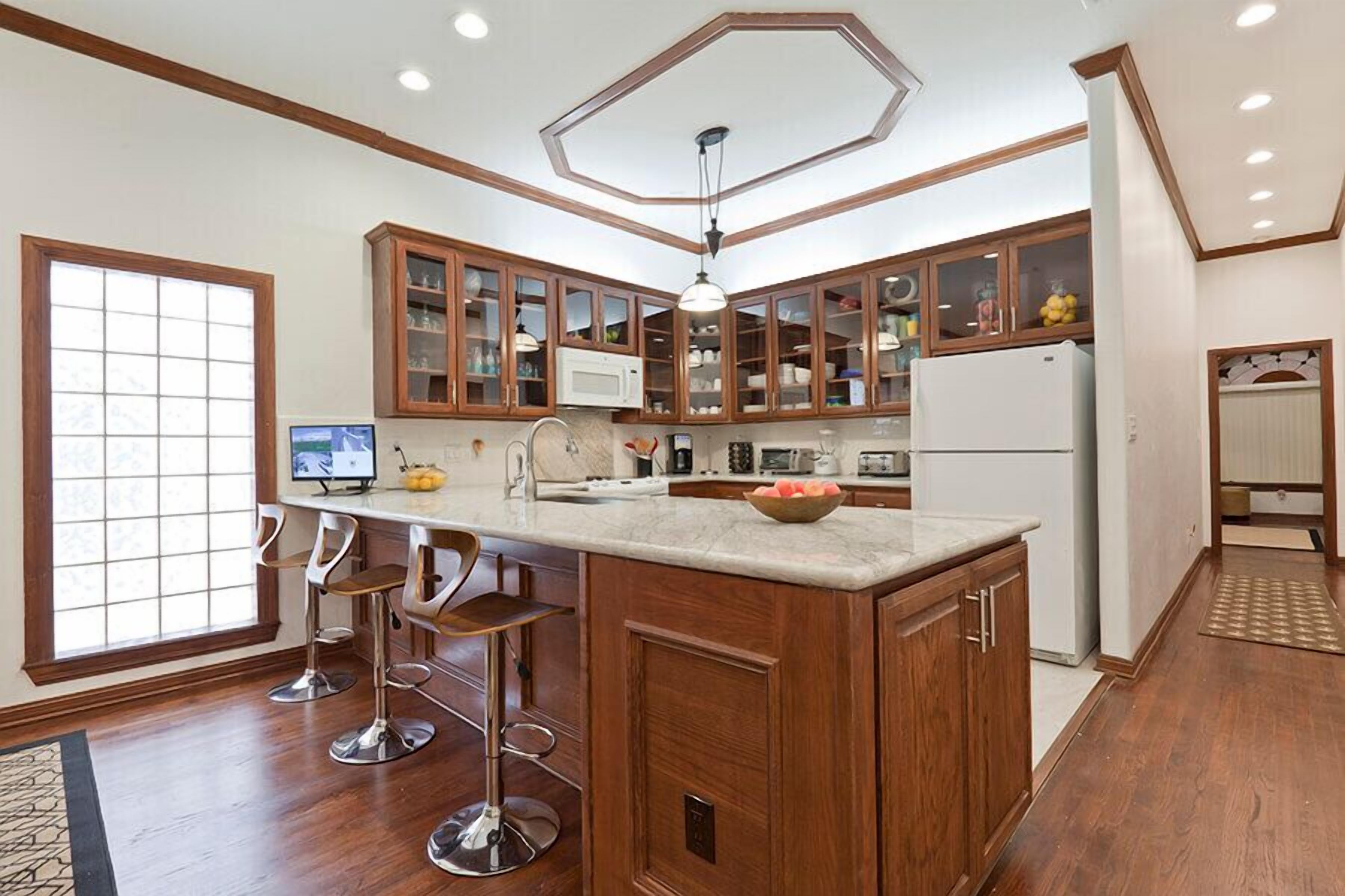 Kühlschrank, Mikrowelle, Herdplatte, Geschirrspüler