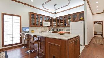 Kühlschrank, Mikrowelle, Herdplatte, Geschirrspüler