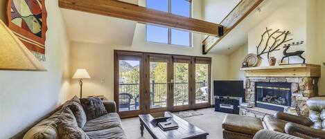 Télévision, cheminée