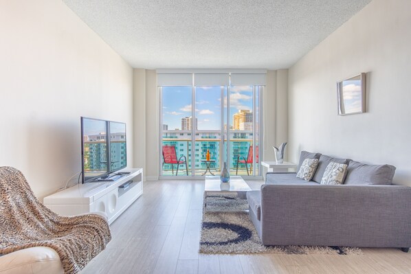 Fernseher, Tischfußball, Tischtennisplatte