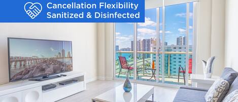 Fernseher, Tischfußball, Tischtennisplatte