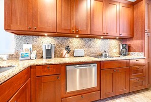 Frigorífico, microondas, horno y lavavajillas