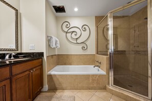 Ensemble douche/baignoire, sèche-cheveux, serviettes fournies