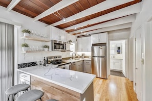 Fridge, microwave, stovetop, dishwasher